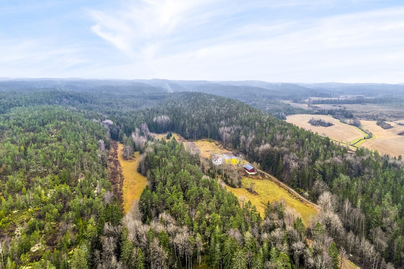 Gården har et totalt areal på ca. 250 daa., hvor 196 daa. er produktiv skog og 29 daa. dyrket mark. Galleribilde