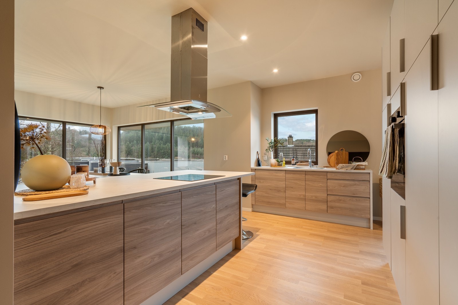 Kjøkken har god skap -og benkeplass. Galleribilde