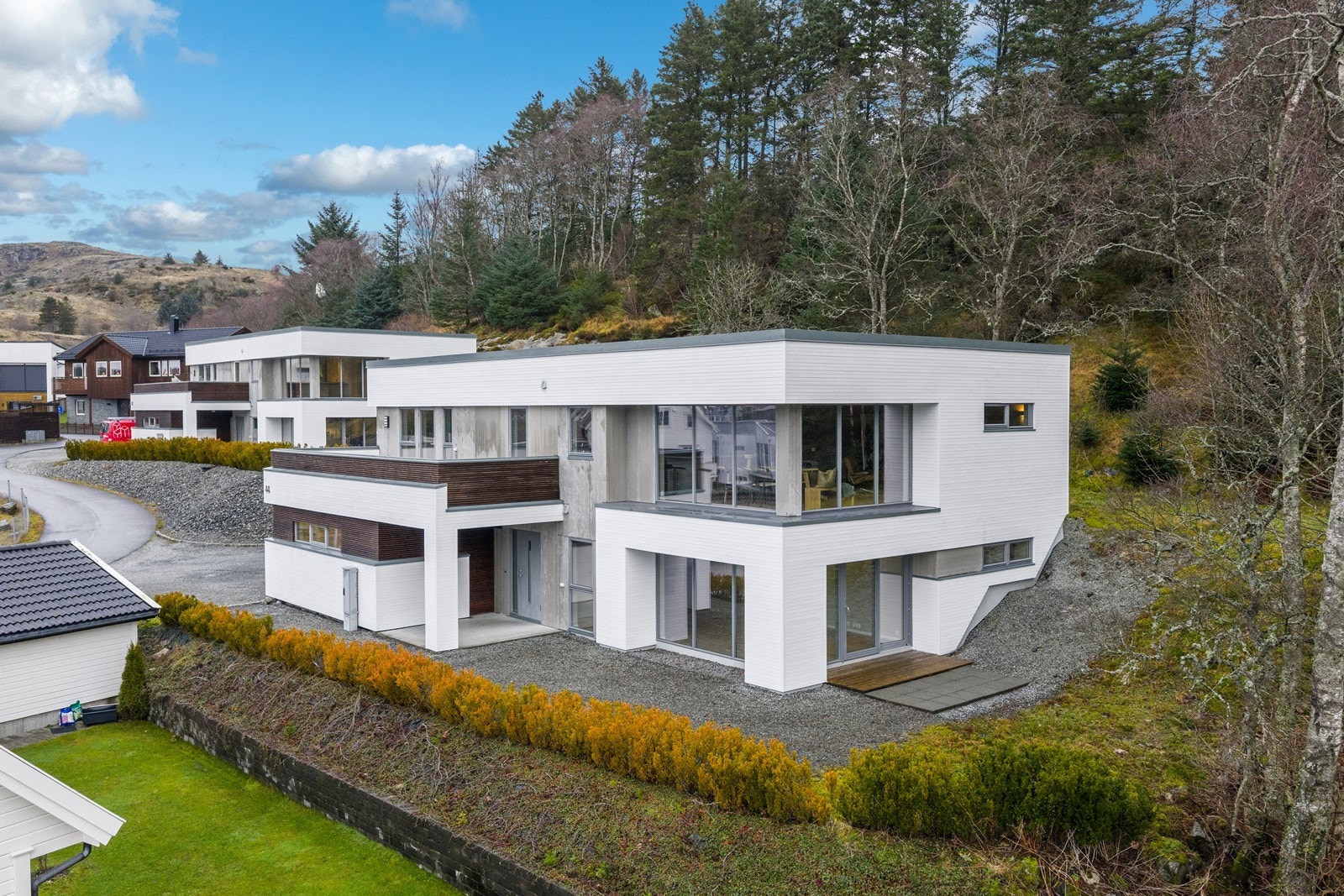 Eksklusiv murvilla med egen leilighet, dobbel garasje Galleribilde