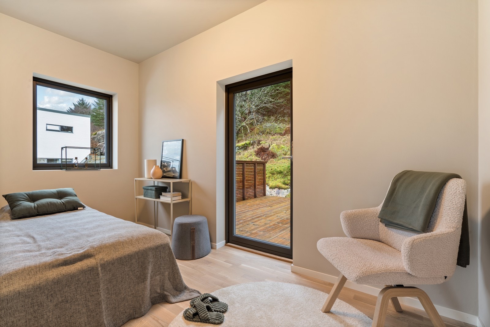 Soverom 2 med egen utgang til terrasse Galleribilde