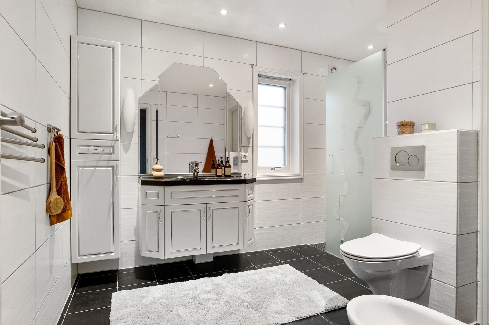 Flott hovedbad i 2.etg. Flislagt med varmekabler i gulv. Galleribilde