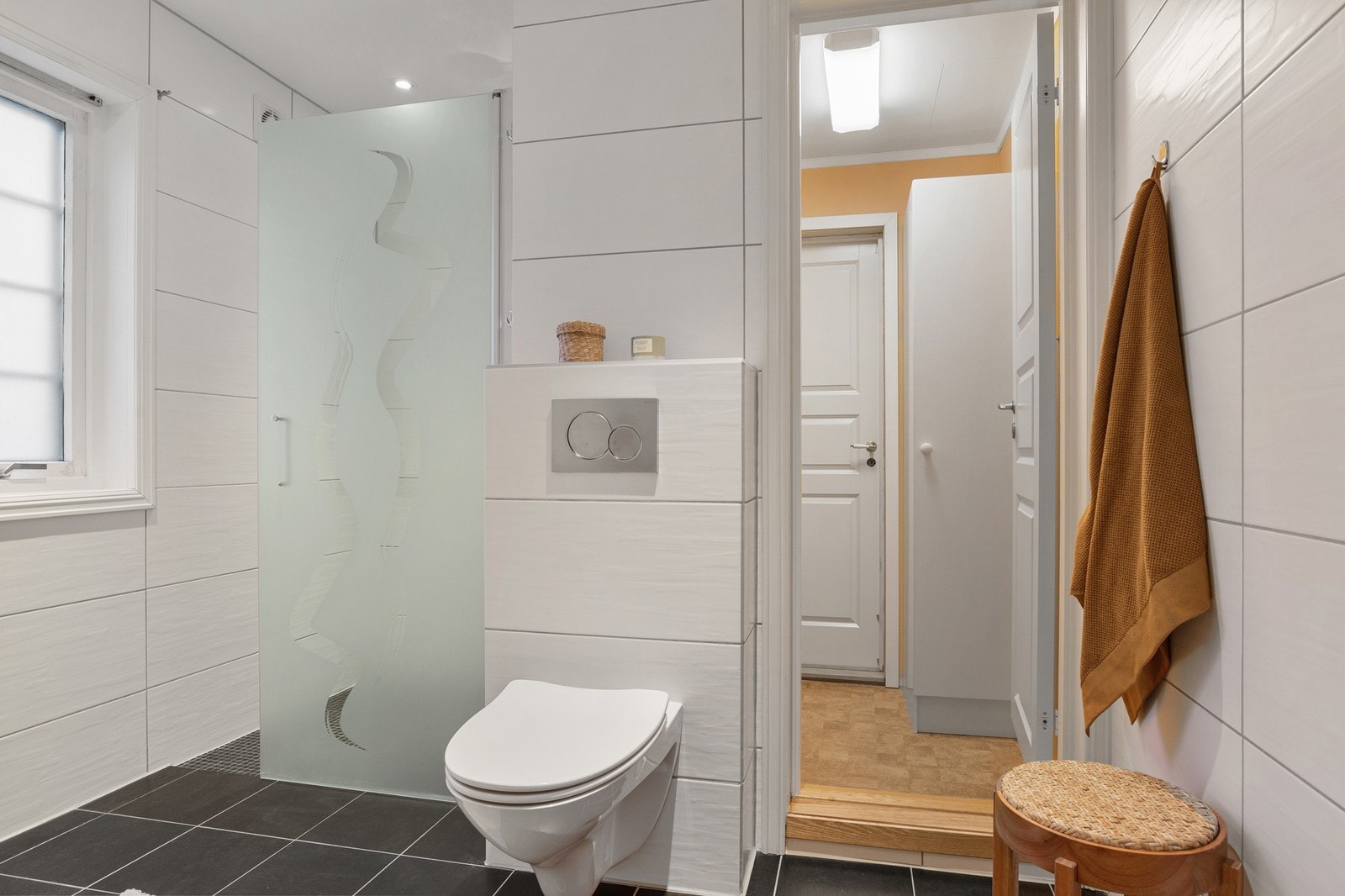 Fra badet er det inngang til en av boligens mange boder. Galleribilde