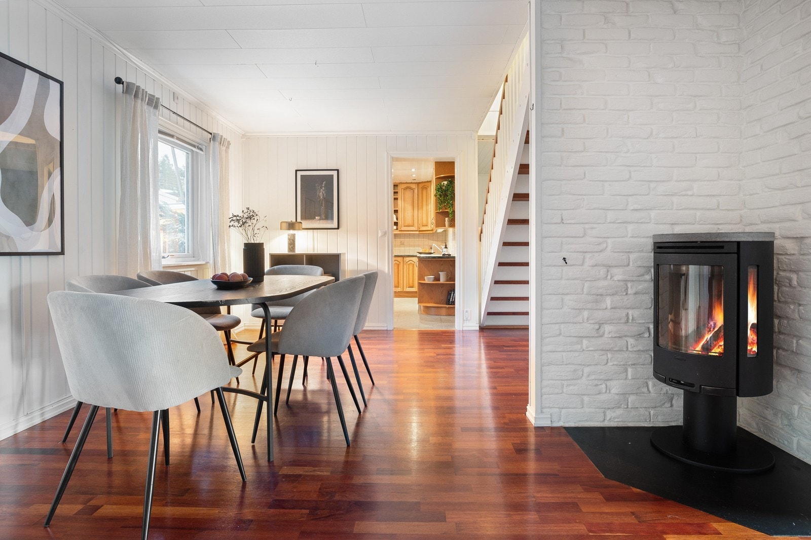 Spisestue med nyere peisovn. Galleribilde