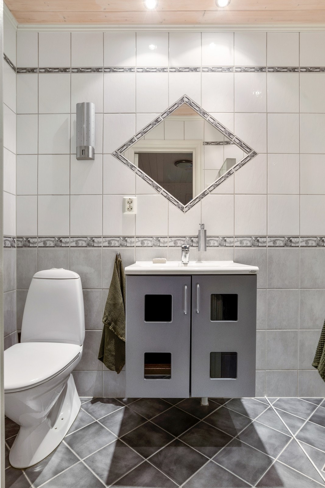 Flislagt bad med varmekabler i 1.etg. Galleribilde