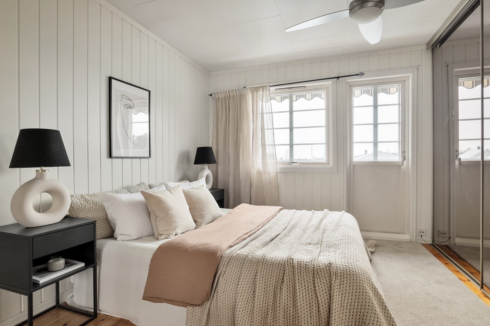 Hovedsoverom med skyvedørsgarderobe langs vegg, takvifte og utgang til balkong. Galleribilde