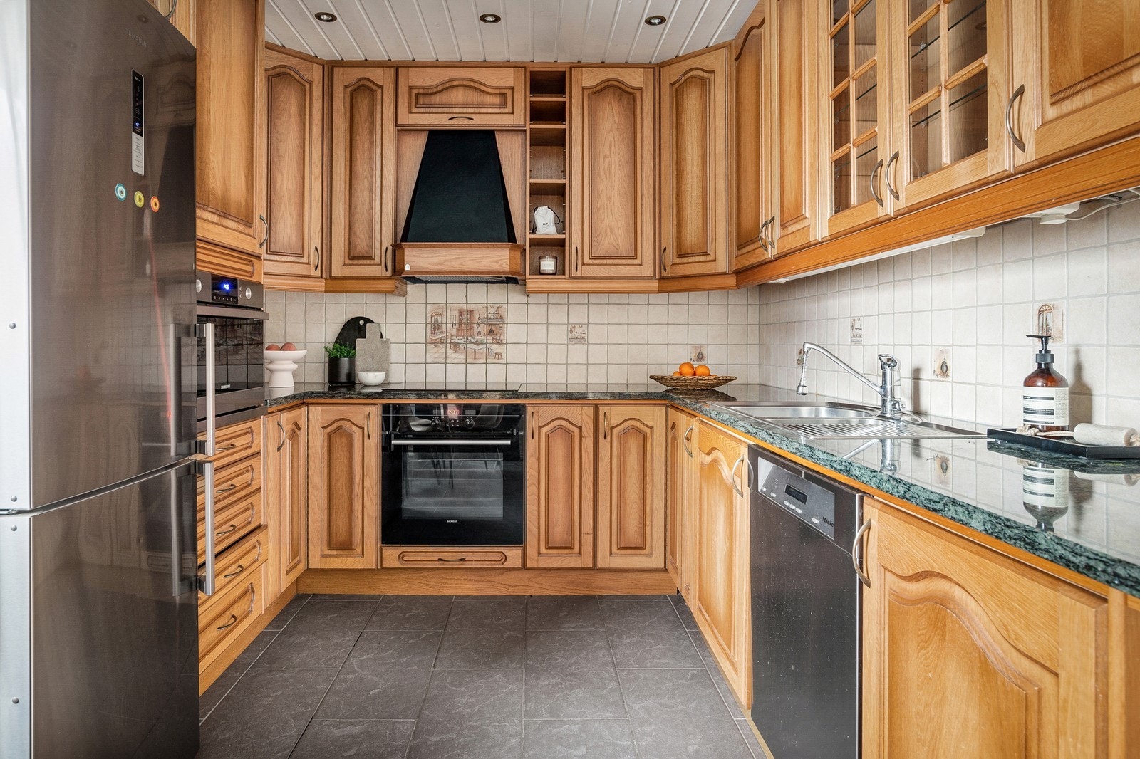 Eldre, men velholdt kjøkken med alle hvitevarer. Galleribilde