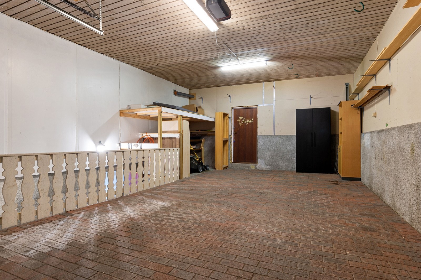 Stor garasjemed inngang via kjeller eller garasjeport. Galleribilde