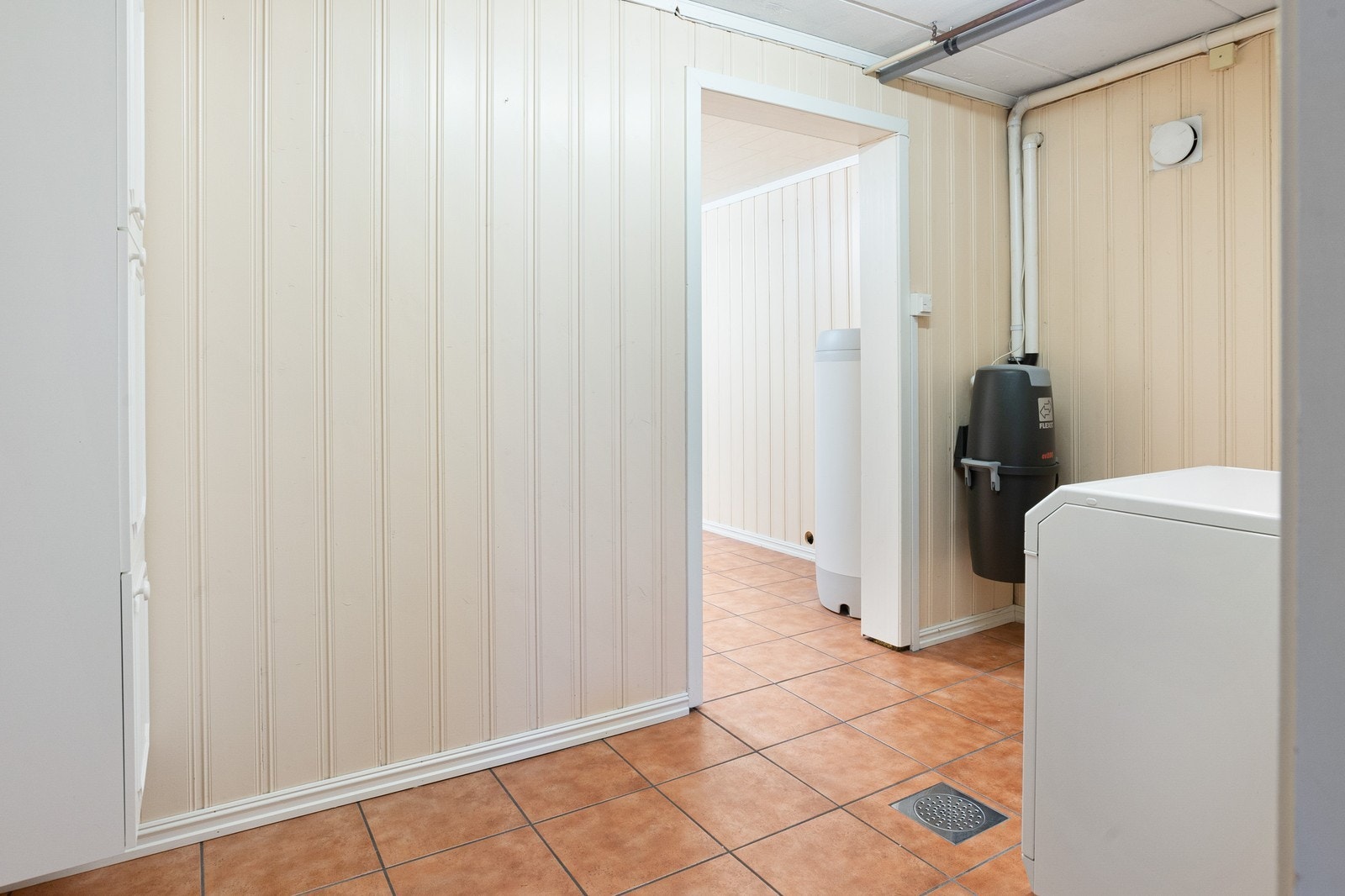 Vaskerom i kjeller. Egen maskin i kjeller som holde radonnivået nede. Galleribilde