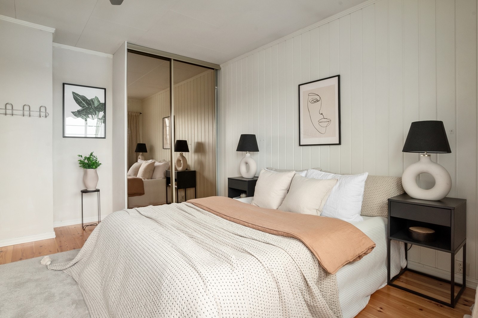 Rikelig med oppbevaringsplass på hovedsoverom. Galleribilde