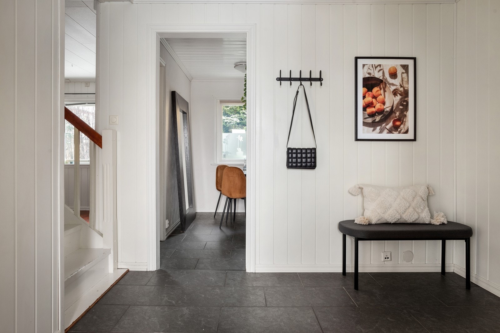 Entré. Godt med plass til tøy og sko. Varmekabler i gulv. Galleribilde