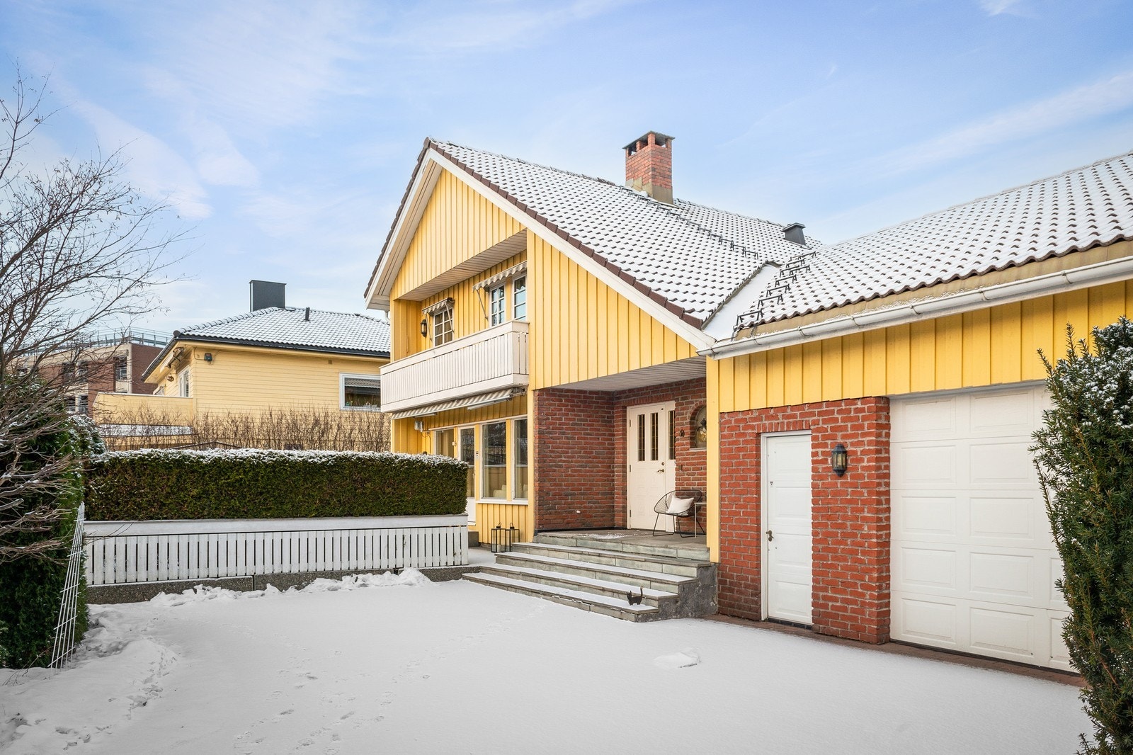 Stor gårdsplass og garasje. Galleribilde