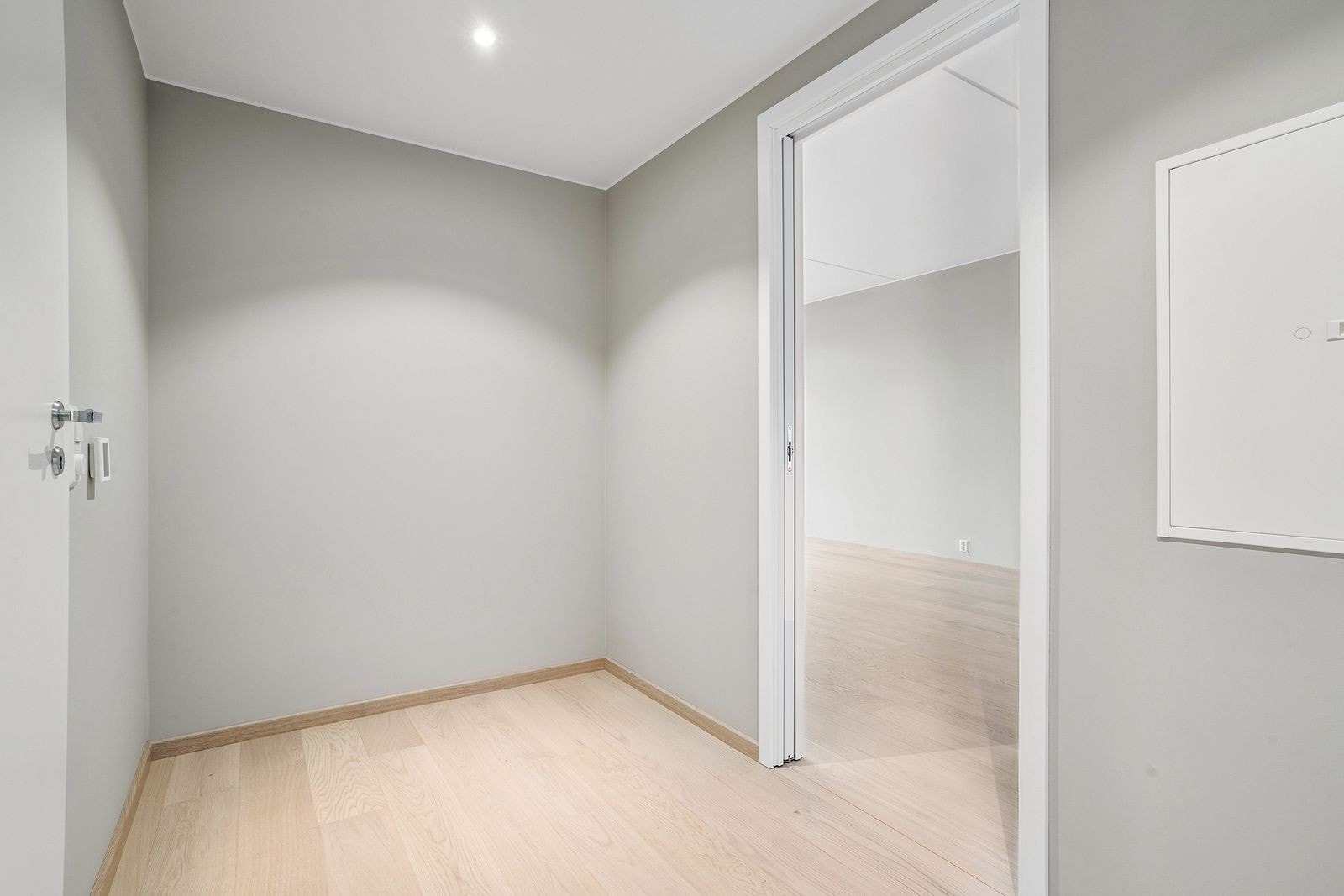 Entrè med muligheter for å ordne garderobe til oppbevaring av klær og sko. Galleribilde