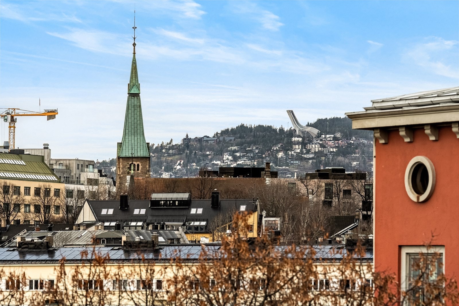 Med beliggenhet i gårdens øverste etasje er det god utsikt fra balkongen, her ser du helt opp til Holmenkollen. Galleribilde