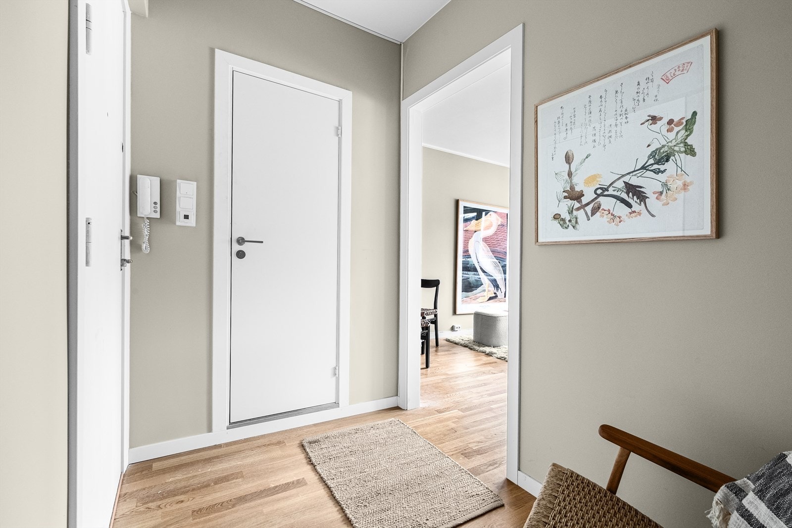 Her er det plass til garderobeskap for oppheng av yttertøy. Det er dørcallingsanlegg i bygget, med porttelefon hengende ved inngangsdøren. Galleribilde