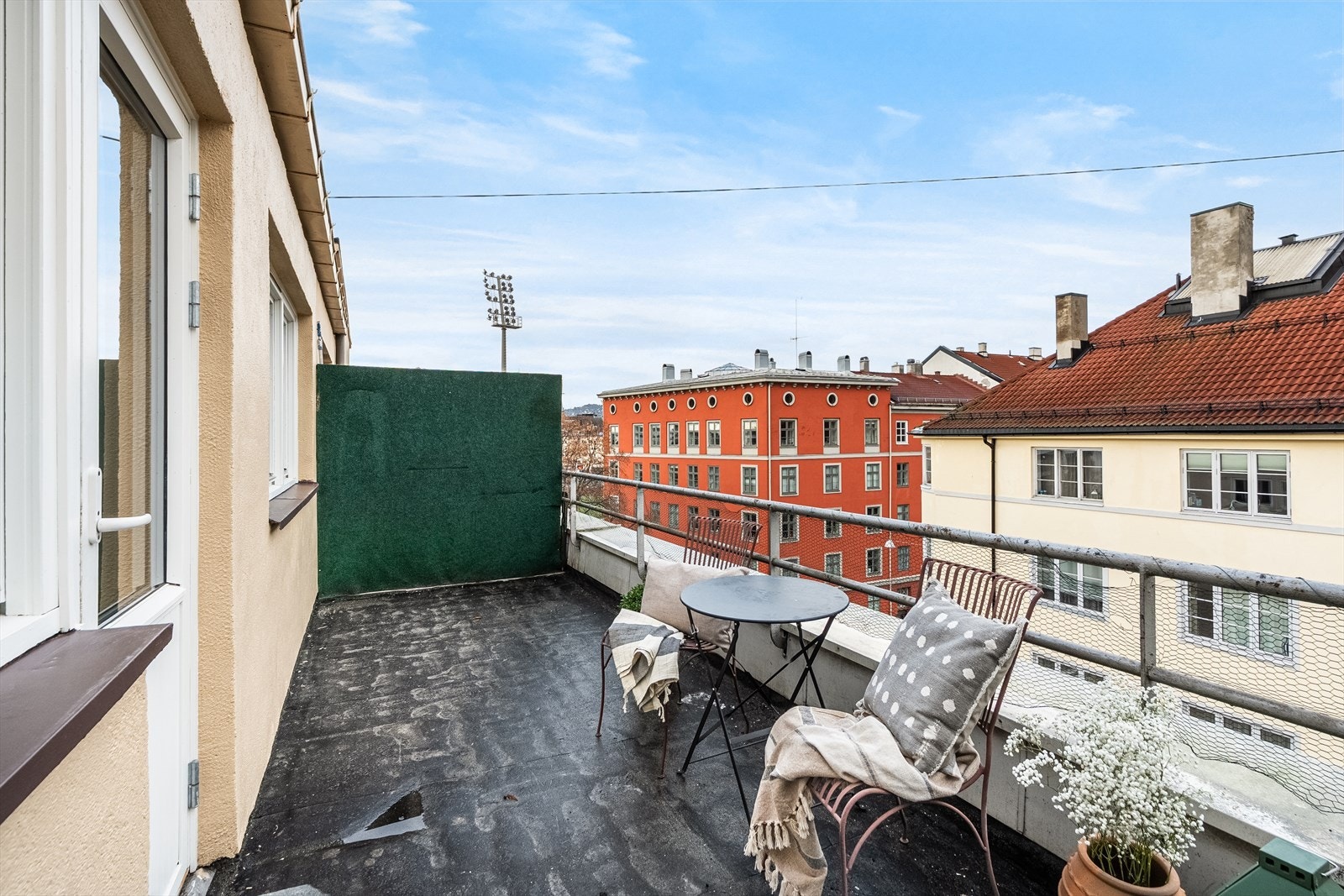 Fra stuen er det videre adkomst til en balkong. Galleribilde