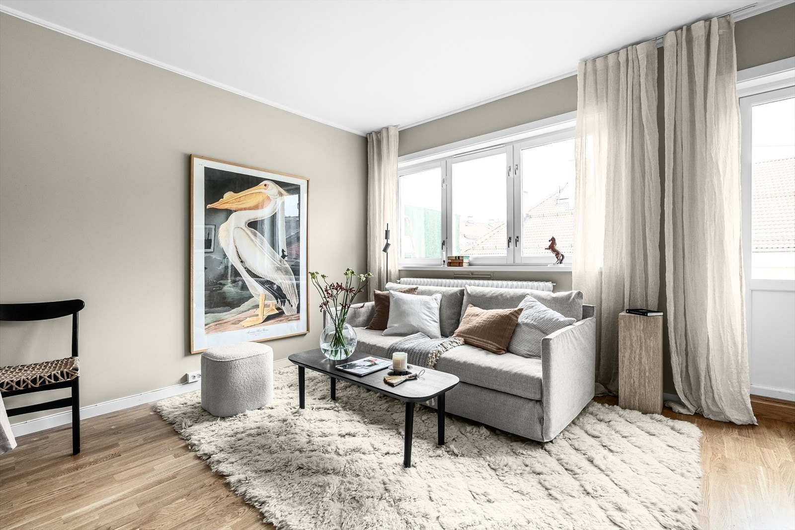 Det er store vindusflater i stuen som skaper mye naturlig lysinnslipp. Galleribilde