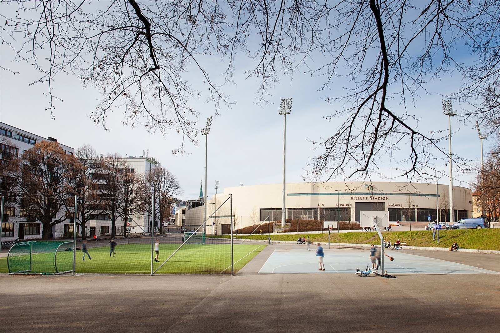Leiligheten ligger rett ved Bislett Stadion som byder på løpebaner, fotballbane og basketballbane samt flere arrangementer gjennom året..jpg Galleribilde