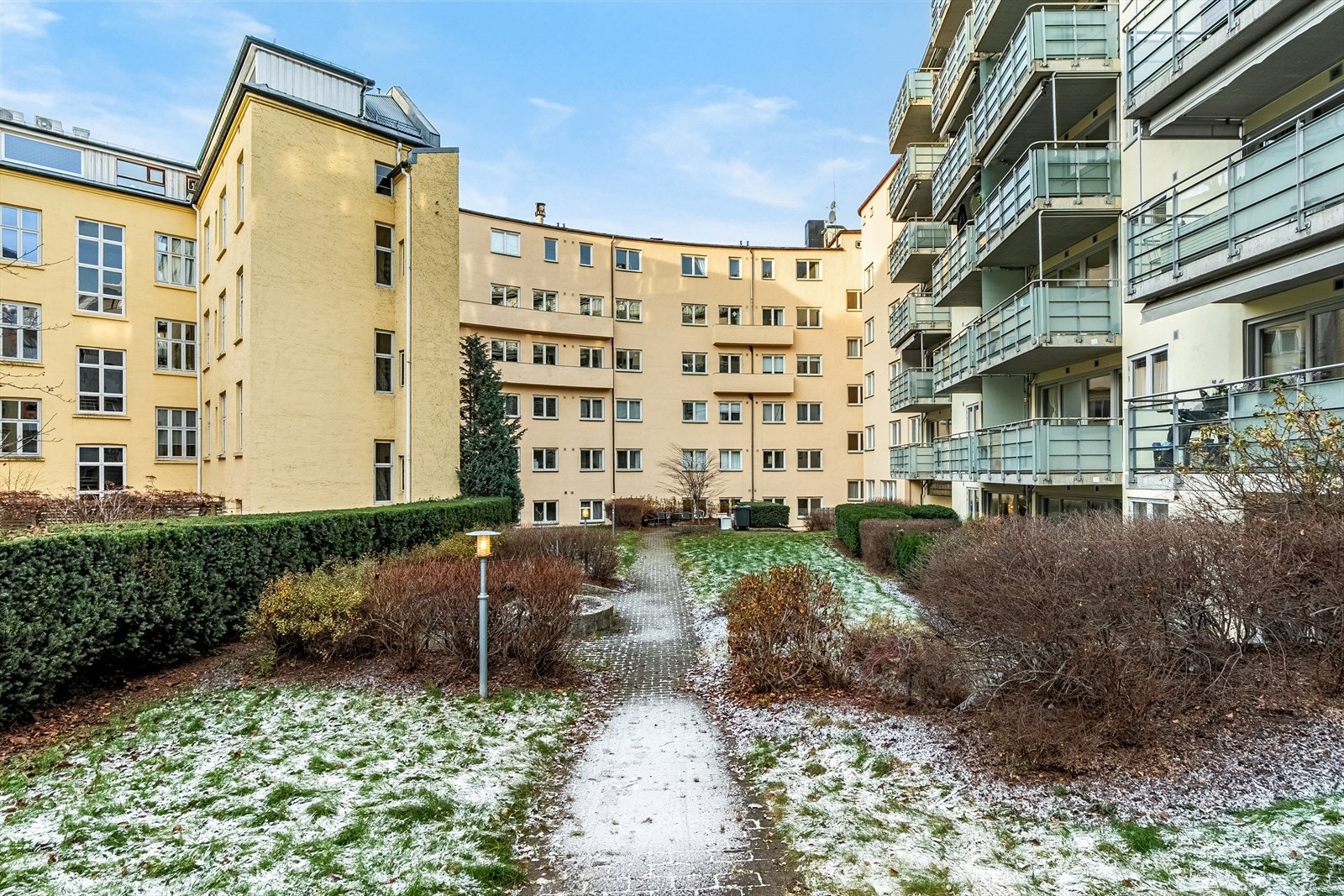 Bakgården er pent opparbeidet med hellebelagt vei og diverse beplantning og kan fritt brukes av beboerne i borettslaget..jpg Galleribilde