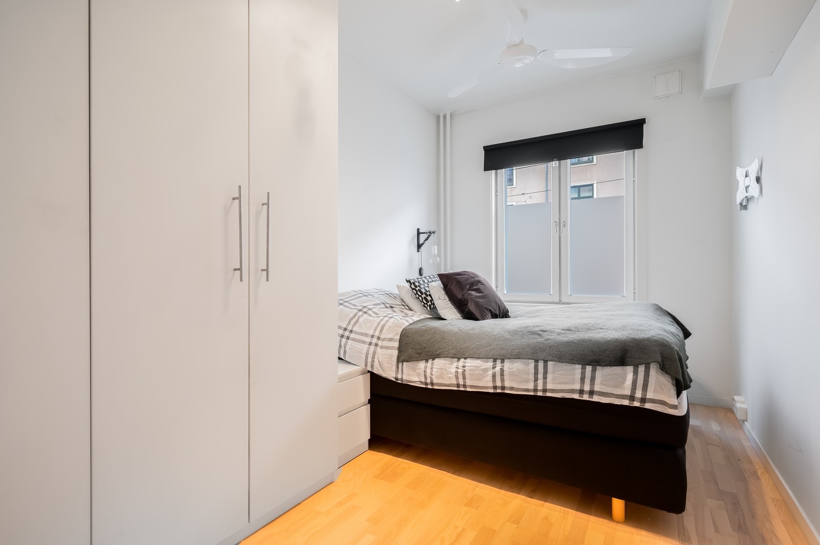 Soverom med plass til stor seng. Garderobeskap medfølger. Galleribilde