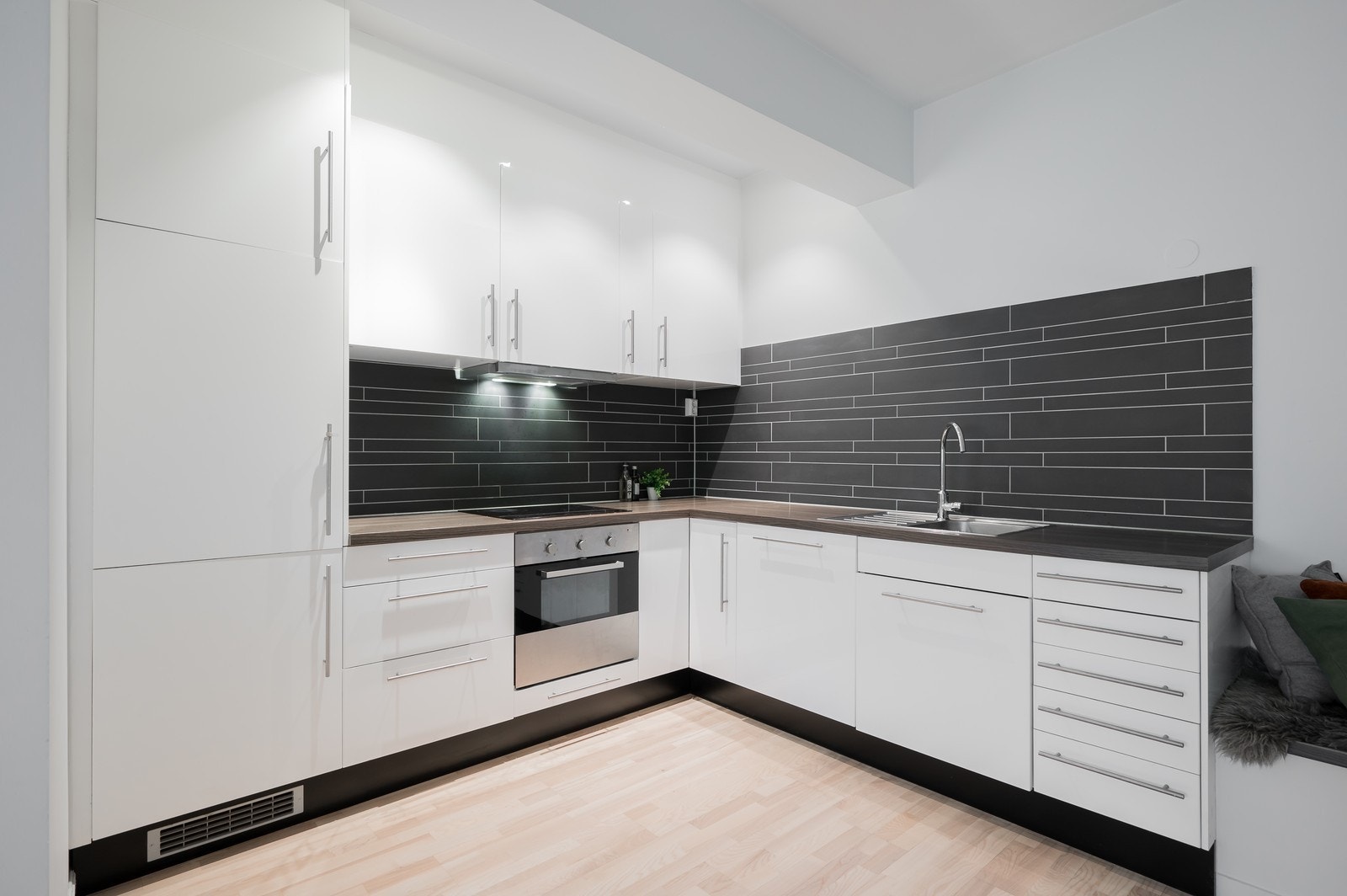 Pent kjøkken med integrerte hvitevarer. Galleribilde