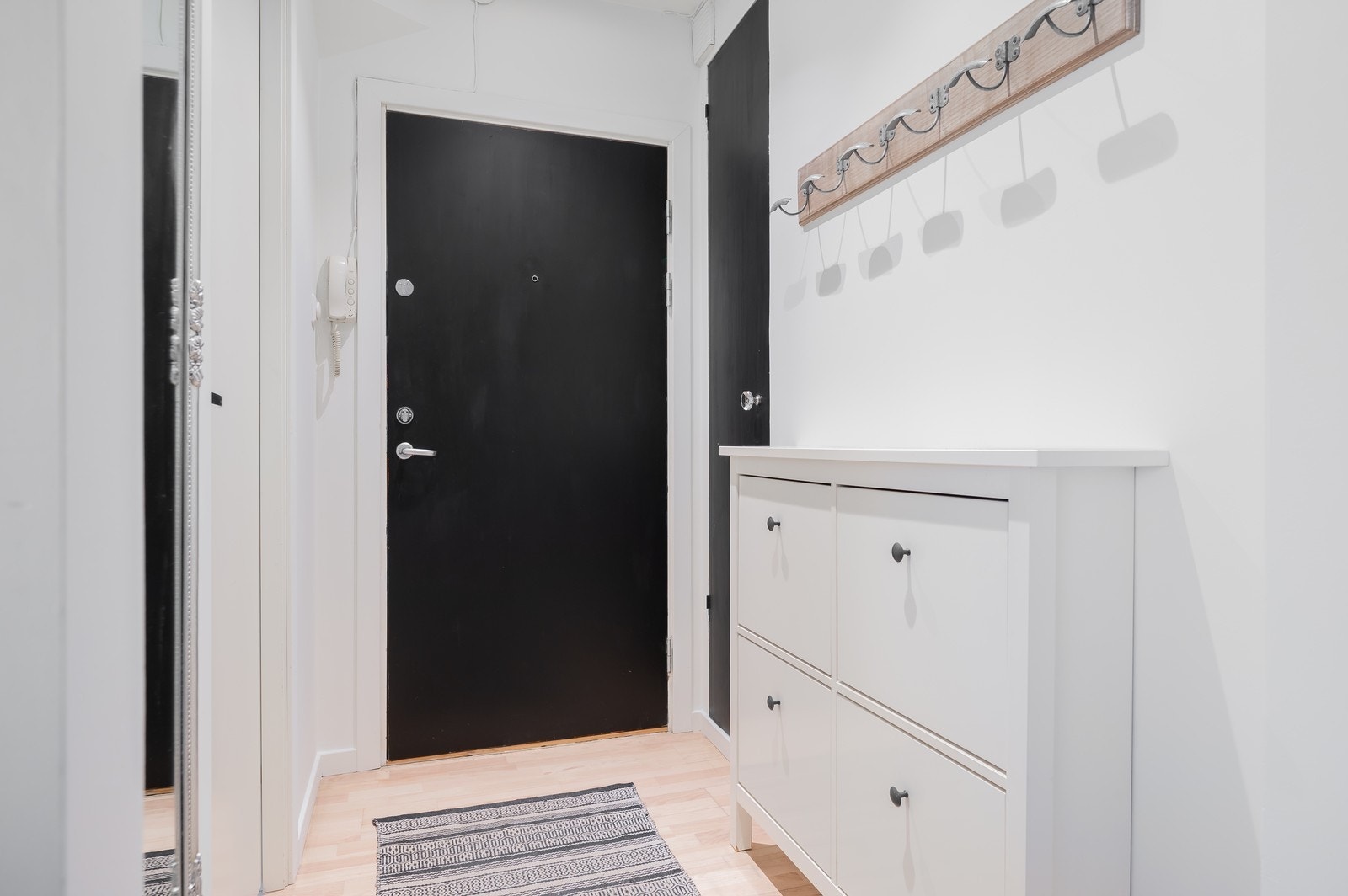 Gang med innebygd skap. Galleribilde