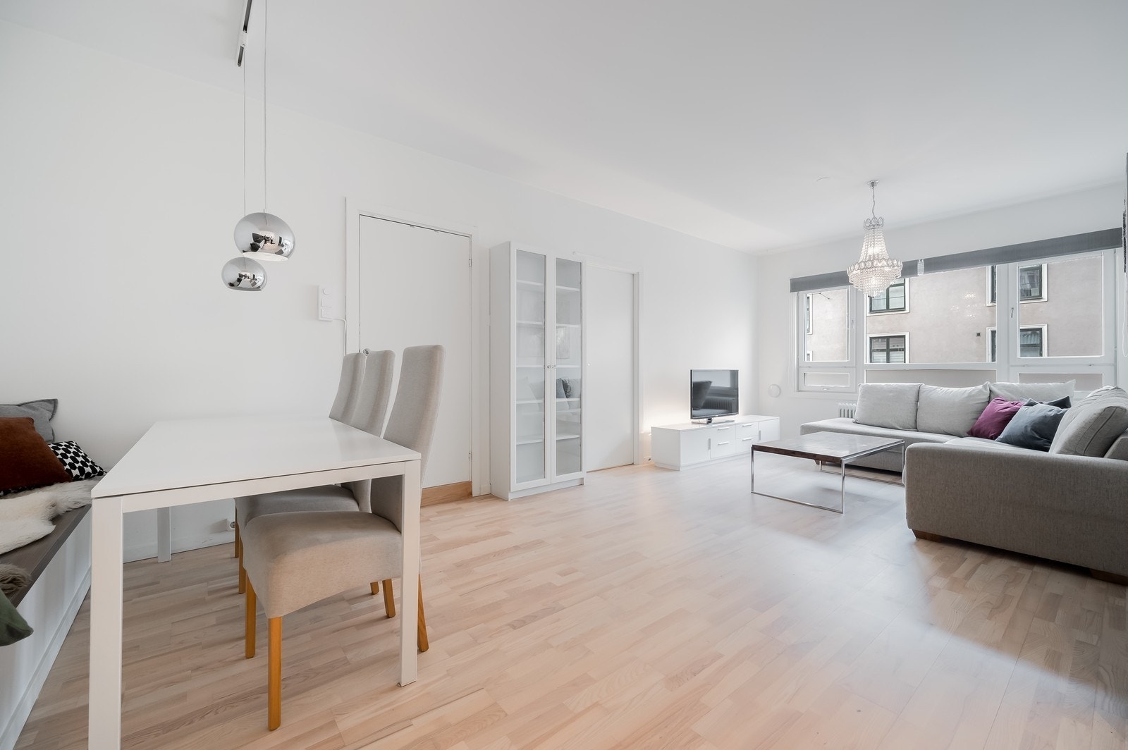 Stuen har god plass til flere sittegrupper. Galleribilde