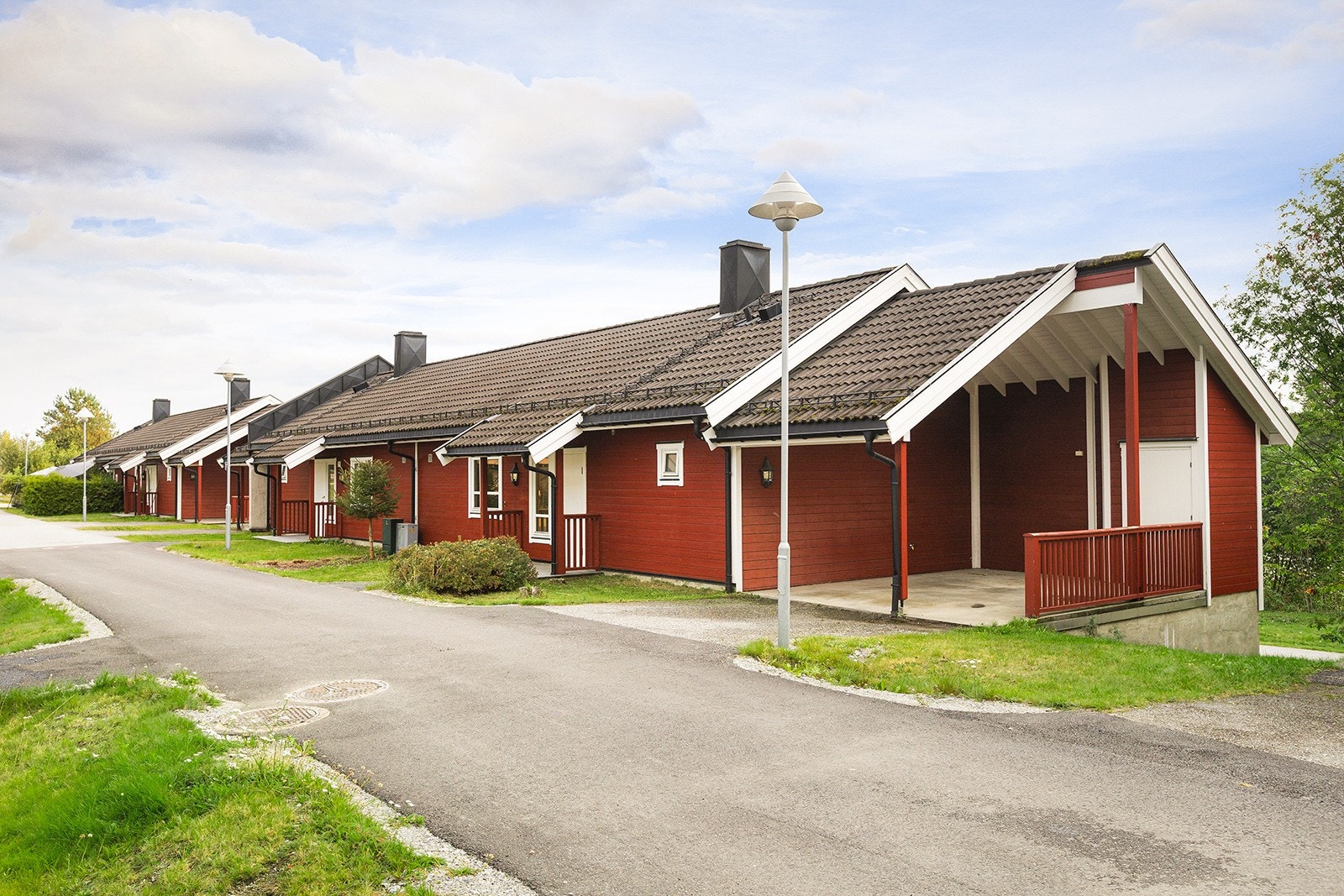 Velkommen til Haugvegen 118 - en koselig 3-roms leilighet med praktisk planløsning og parkering i carport. Galleribilde