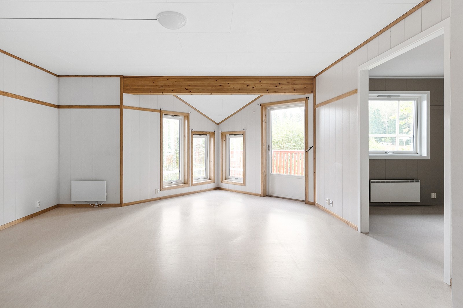 Stuen har lyse overflater, samt god plass til både sofaløsning og tilhørende møblement. Galleribilde