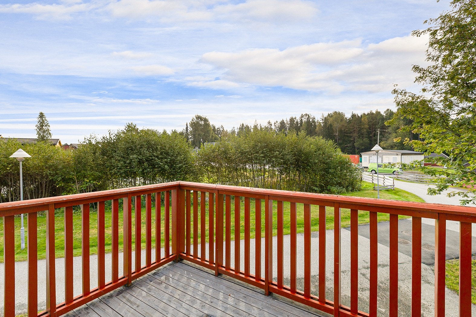 Her er det plass til diverse utmøbler - her kan solen nytes i rolige omgivelser. Galleribilde