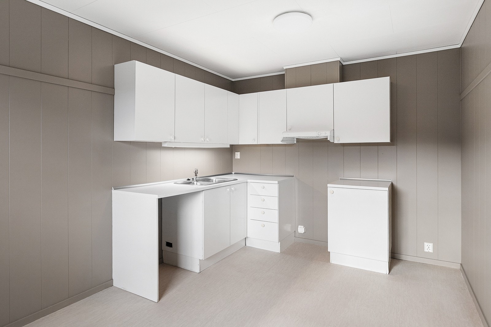 Kjøkkenet ligger i separat rom, og har lys innredning samt plass til frittstående hvitevarer som oppvaskmaskin, komfyr og kjøleskap. Galleribilde