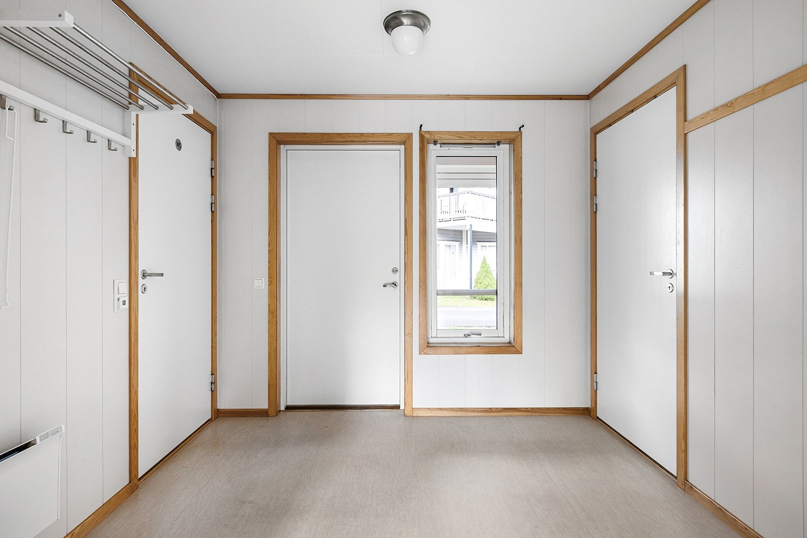 Leiligheten ønsker velkommen via en hyggelig entré med god plass til å ta i mot gjester, samt henge fra seg tøy og sette fra seg sko. Galleribilde