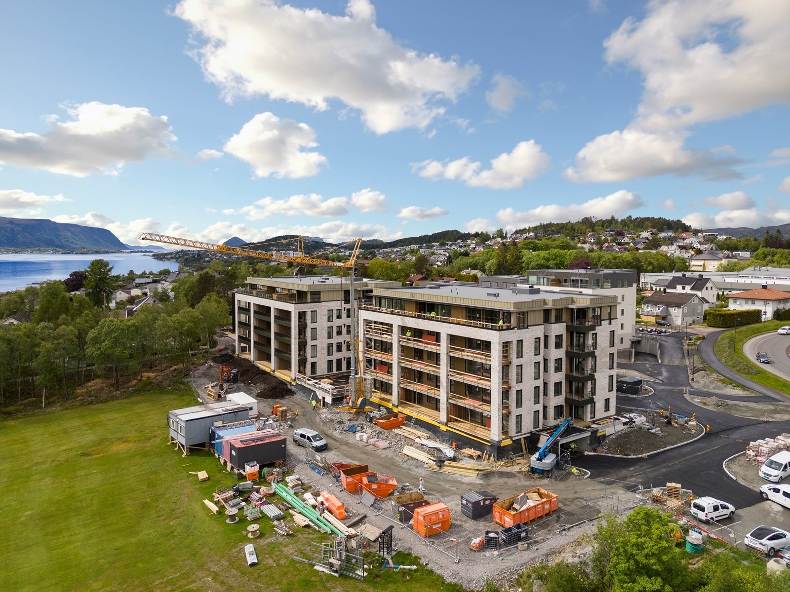 023_Leiligheten er ferdig og kan tas over raskt. Hele anlegget får ferdige uteområder i løpet av sommeren.jpg Galleribilde