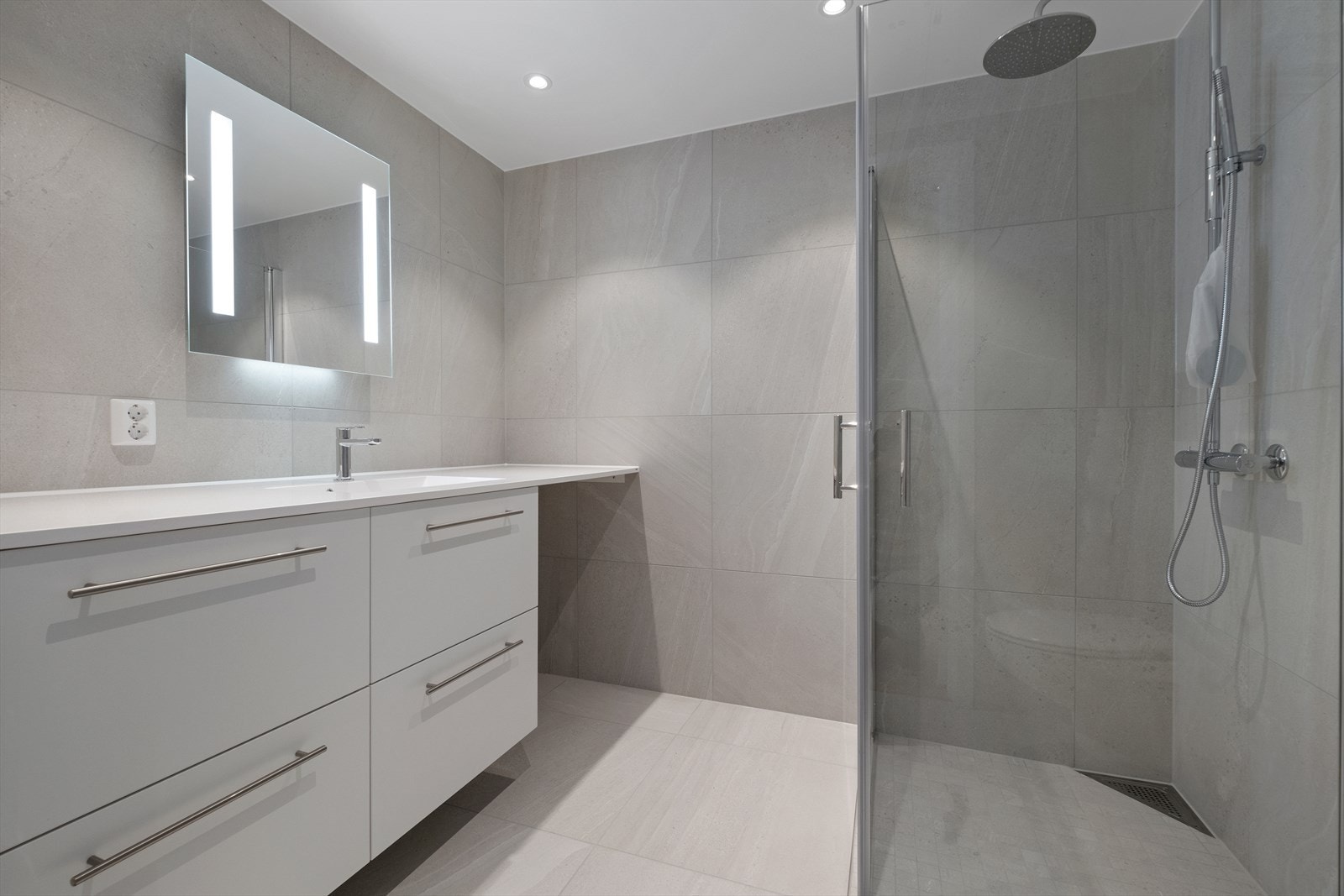 016_Badet har meget flotte fliser og smart innredning .jpg Galleribilde