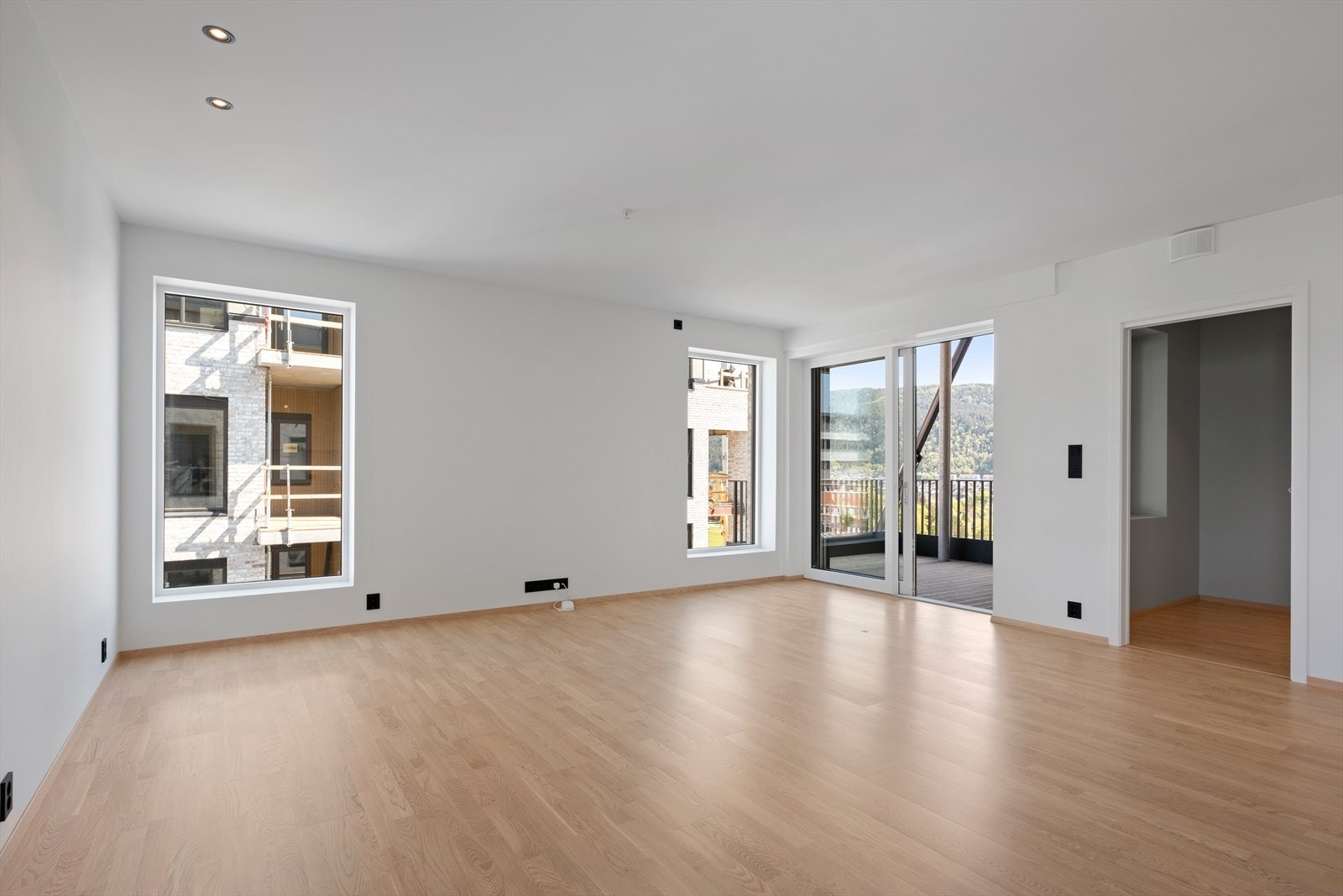 007_Stuen er romslig, har ekstra takhøyde og vannbåren gulvvarme.jpg Galleribilde