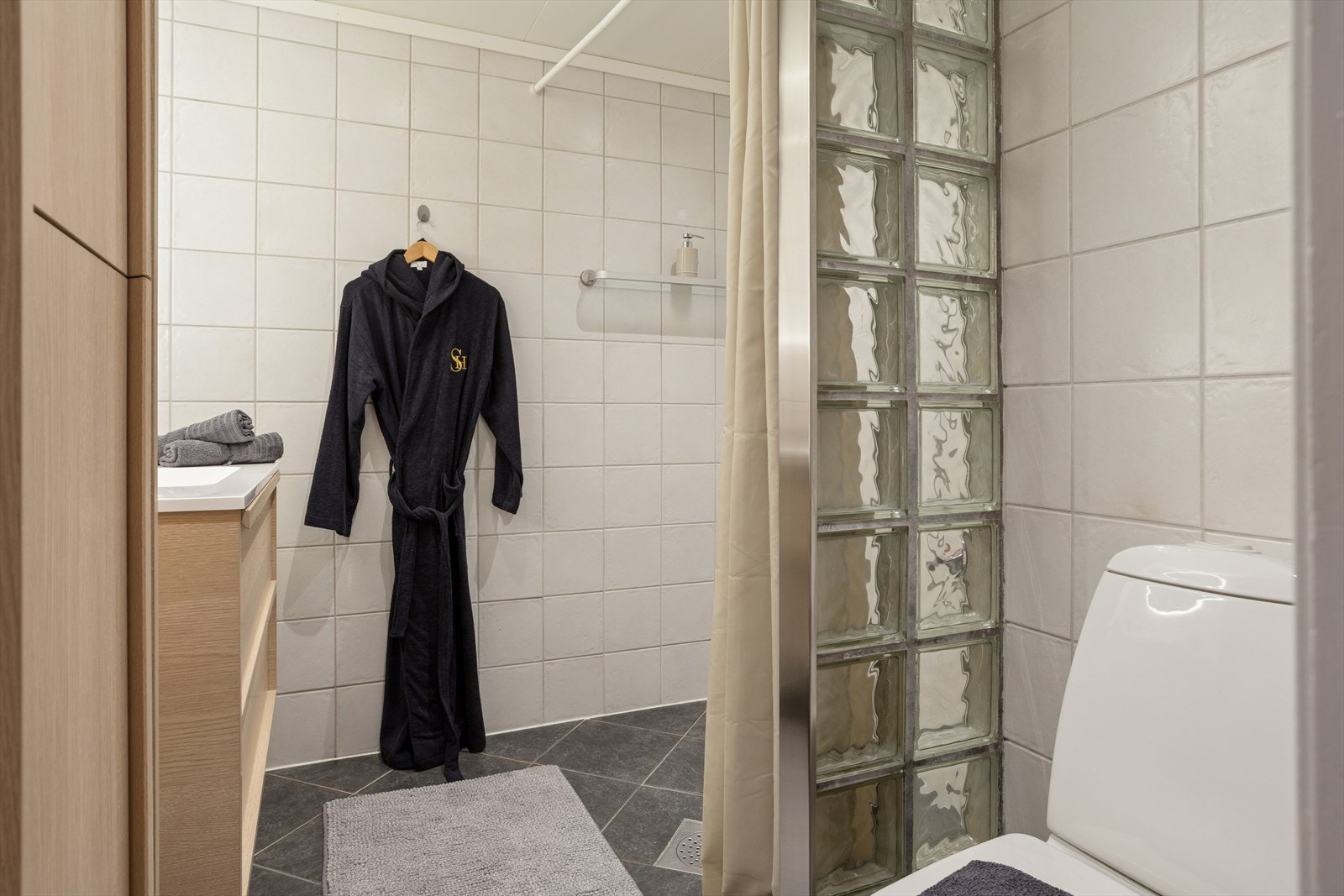 Badet er praktisk og ha en romslig dusjnisje Galleribilde