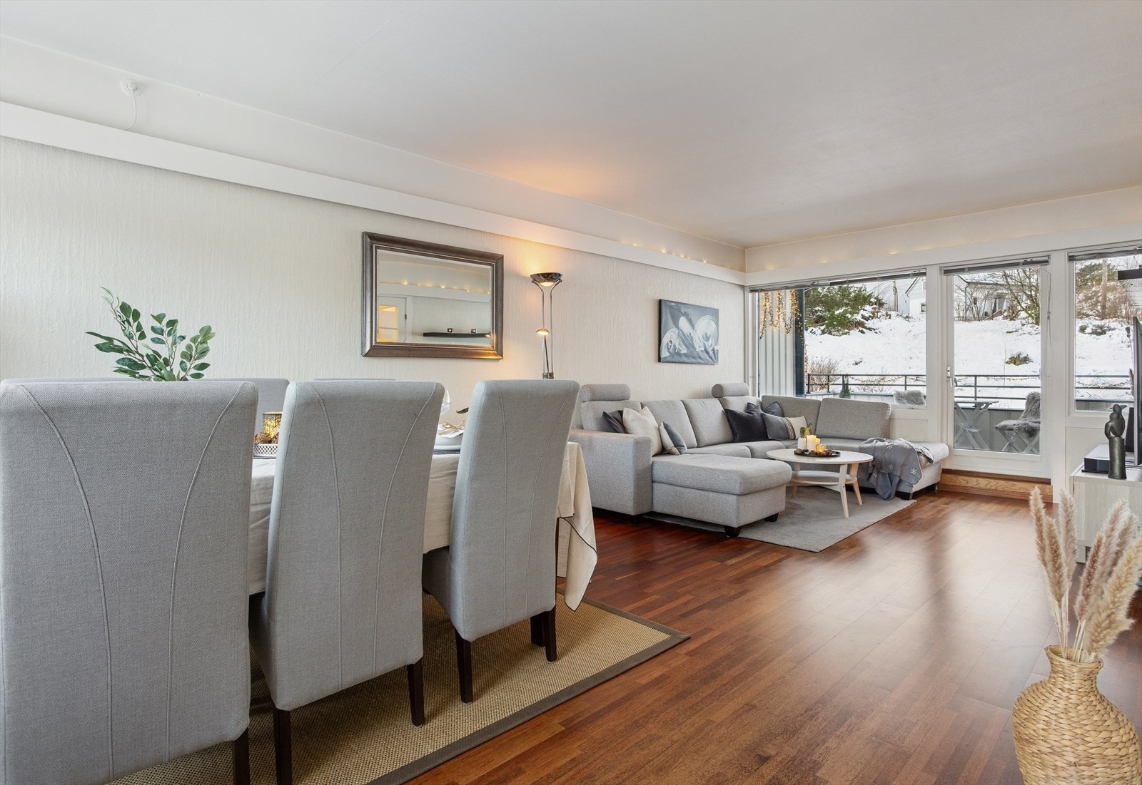 En lys og trivelig 3-roms leilighet med høy og fri beliggenhet i byggets 3. etasje. Galleribilde