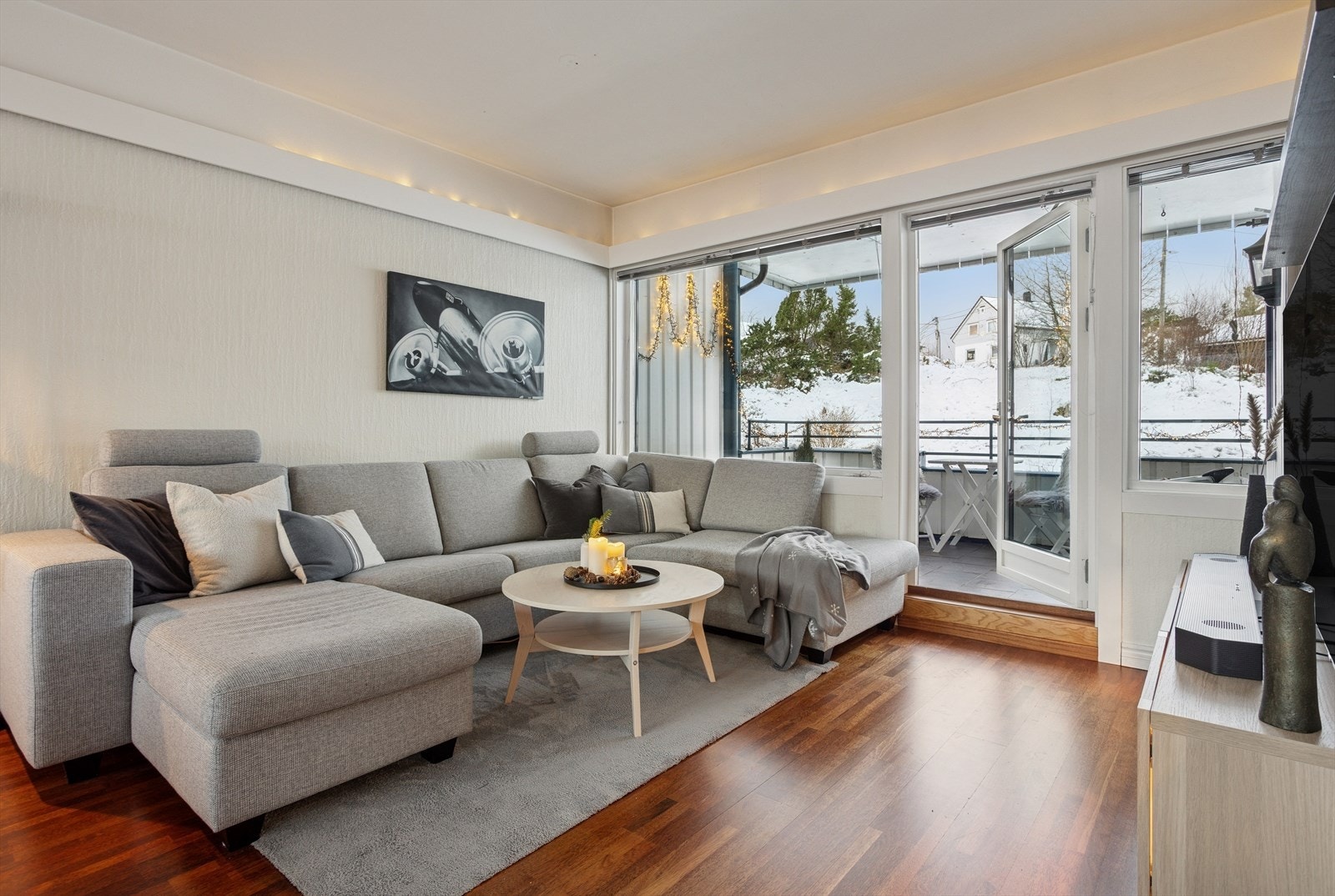 Praktisk planløsning som inneholder entré, bad, stue, kjøkken, vaskerom og 2 soverom. Galleribilde