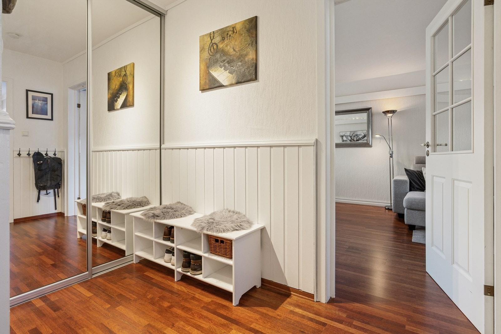 Den romslige entreen er innredet med skyvedørsgarderobe. Galleribilde