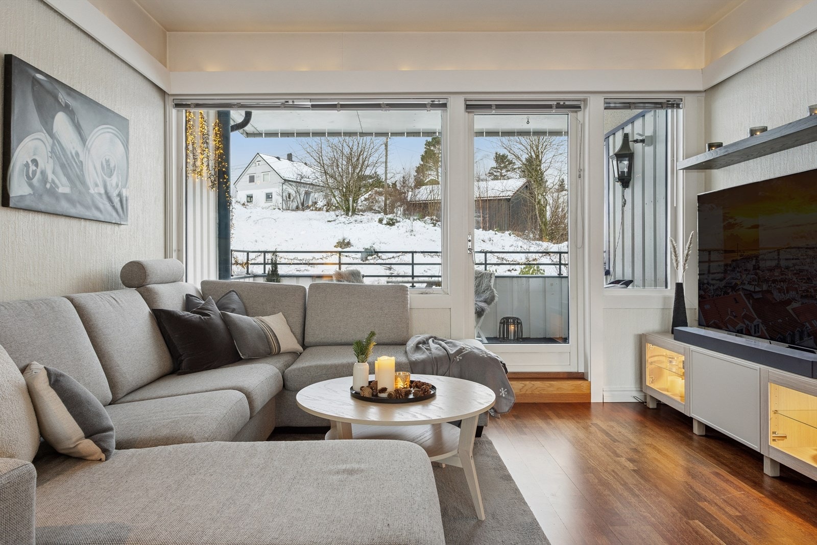 Fra stuen er det utgang til en overbygget balkong. Galleribilde