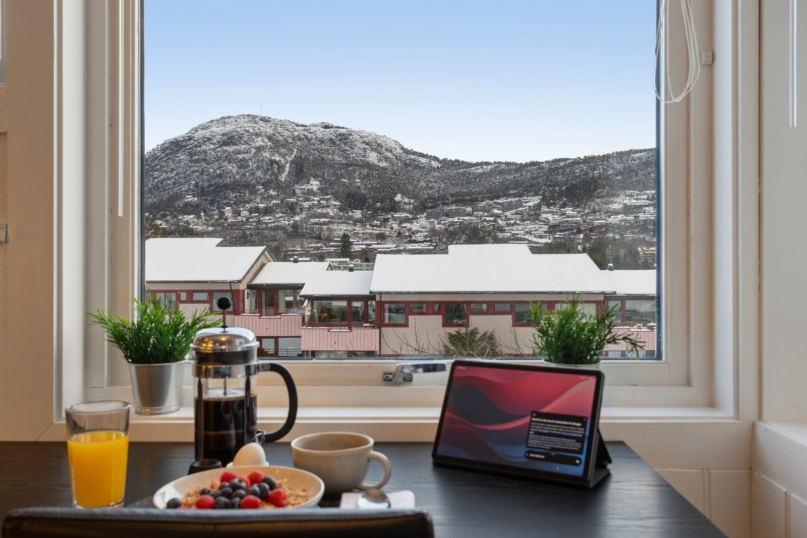 Flott utsikt fra spiseplassen på kjøkkenet. Galleribilde