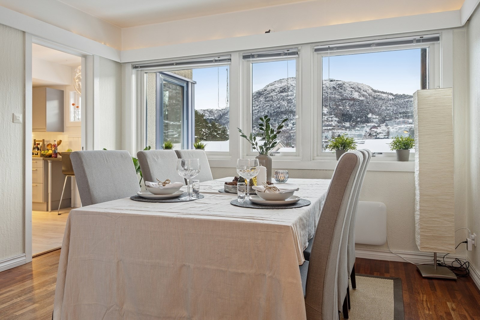 Koselig spiseplass med nydelig utsikt. Galleribilde