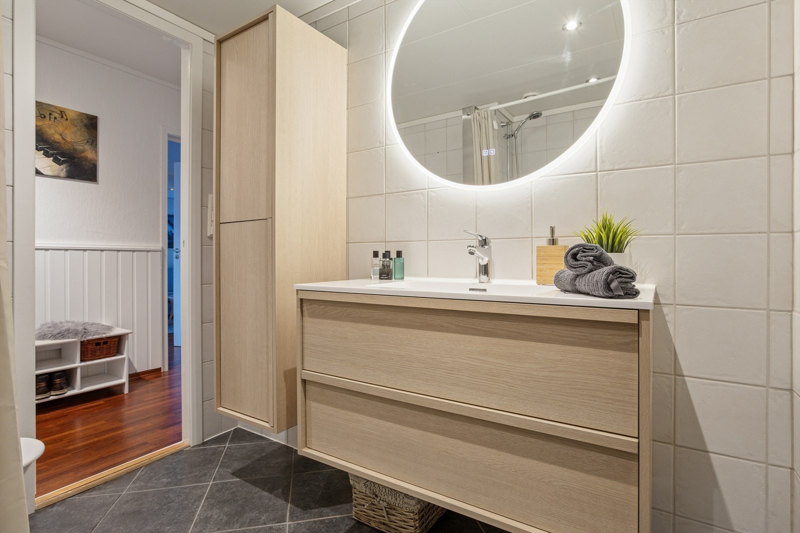 Baderommet ble oppgradert med ny innredning i 2025. Lekkert speil med ledlys og varme mot dugg. Galleribilde