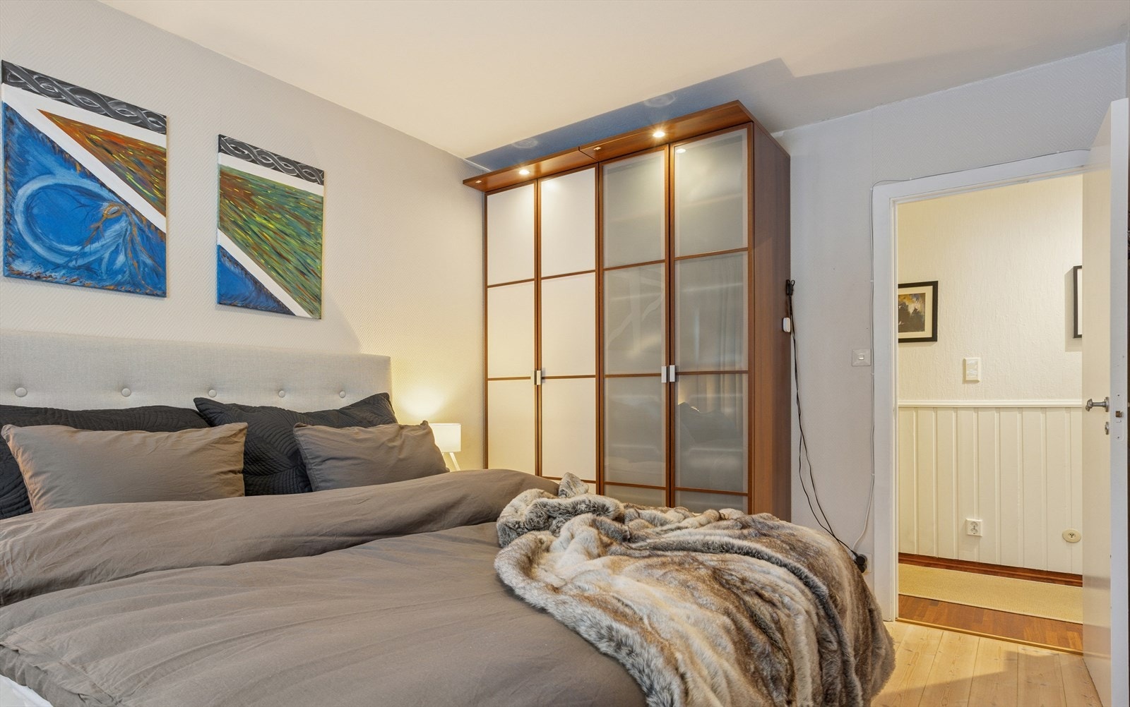 Hovedsoverommet er innredet med garderobeskap. Galleribilde