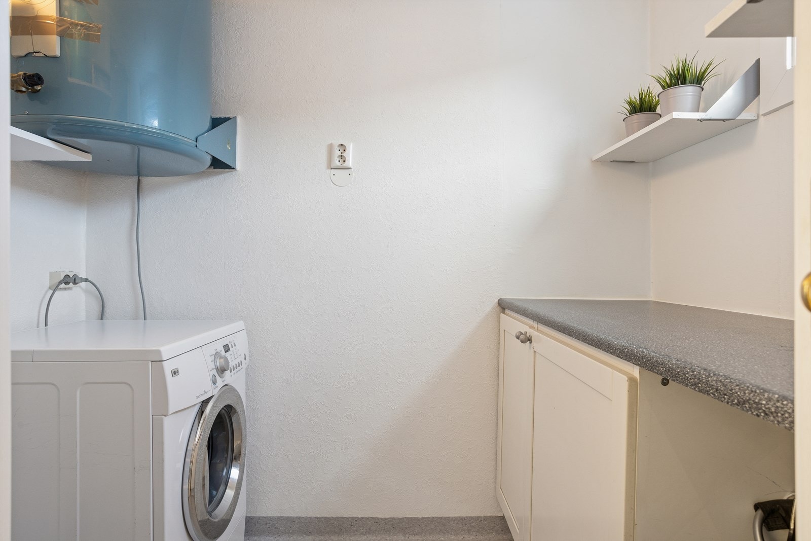 Leiligheten har et separat vaskerom med praktisk innredning. Galleribilde