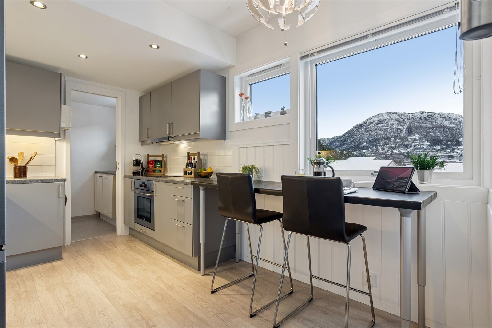 Kjøkken er utstyrt med integrert stekeovn, platetopp og oppvaskmaskin. Galleribilde