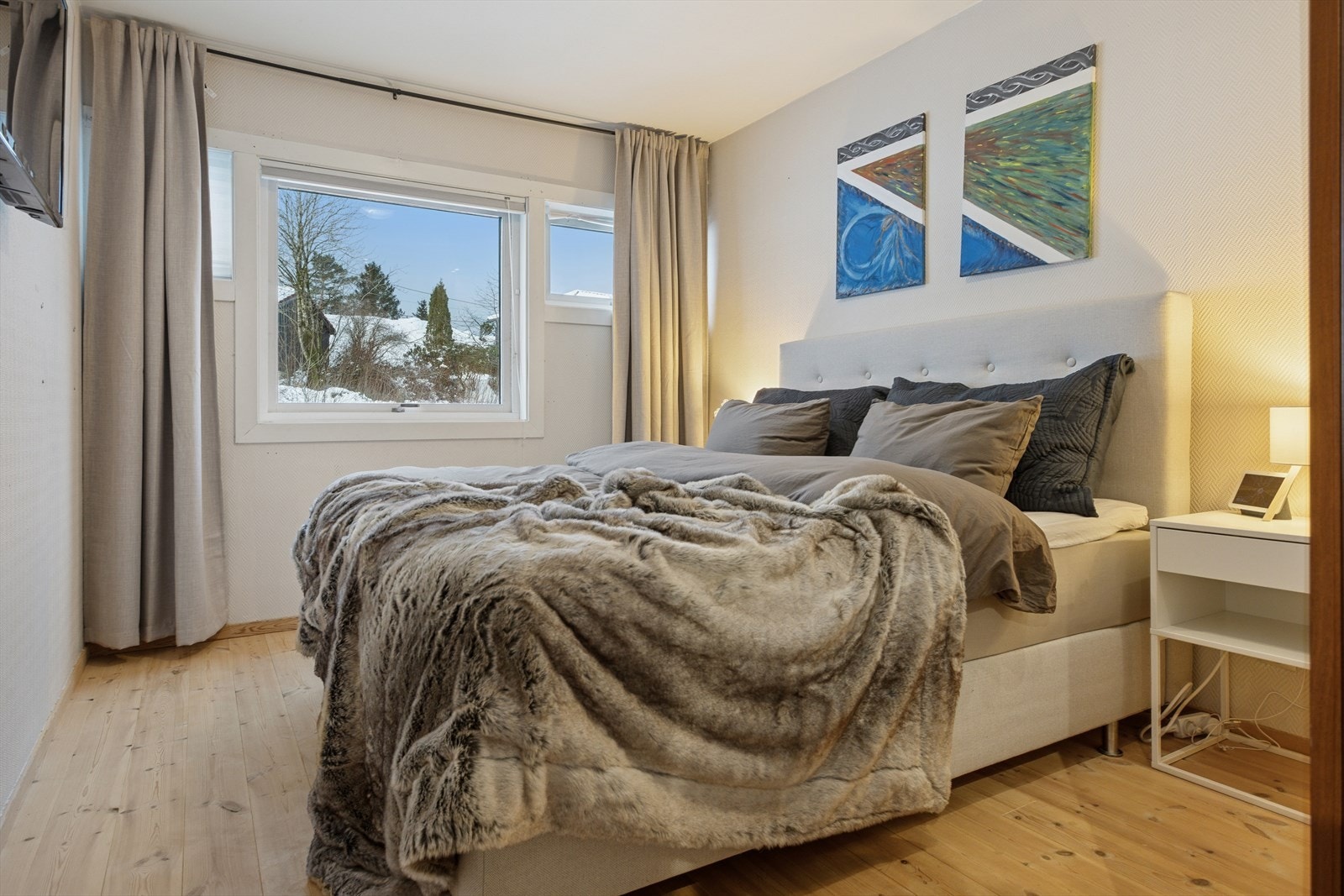 Romslig hovedsoverom med god plass til dobbeltseng og tilhørende møblement. Galleribilde