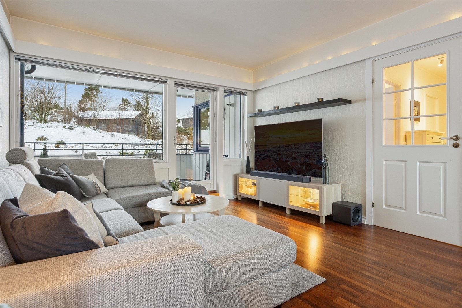 Leiligheten er gjennomgående og har store vindusflater. Galleribilde