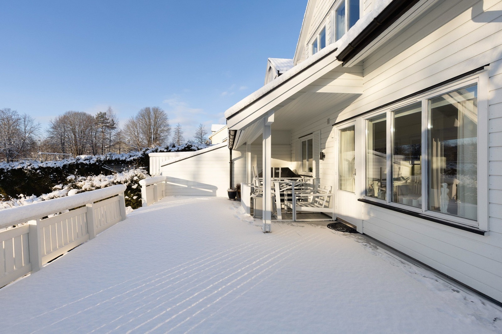 Terrasen har god plass til diverse utemøblement. Galleribilde