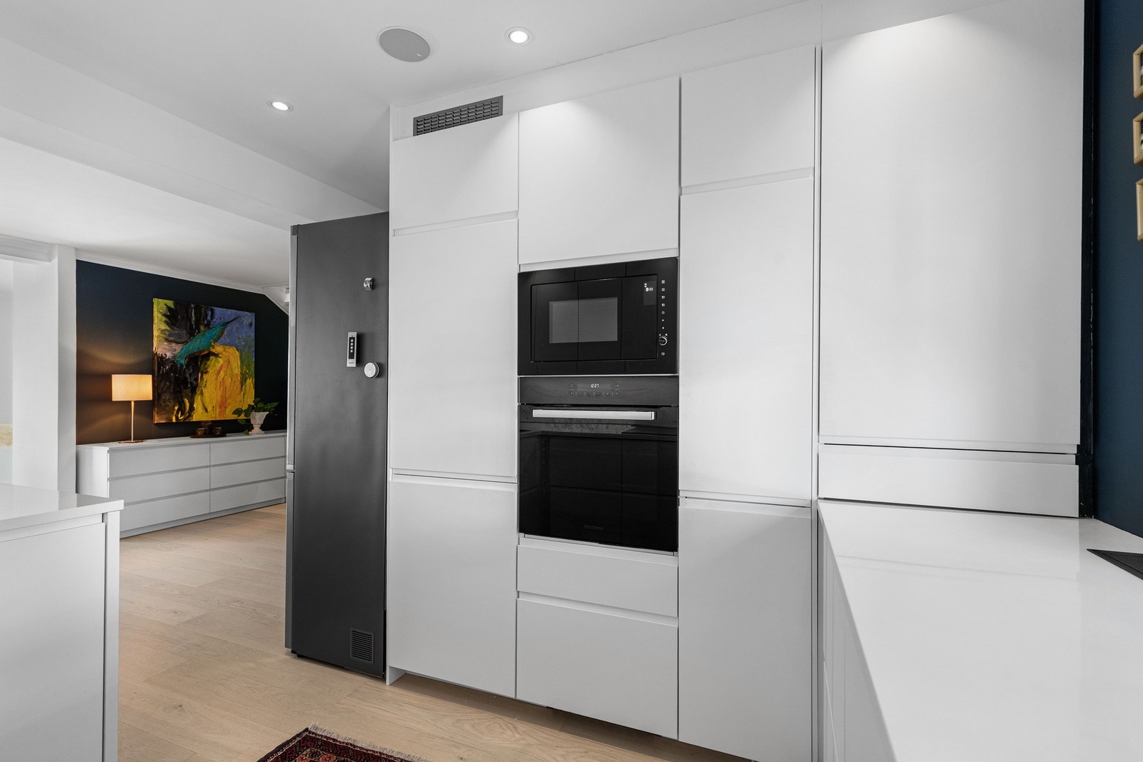 Alle hvitevarer er integrerte og inkluderer oppvaskmaskin, komfyr med platetopp, kjøl-/fryseskap og mikrobølgeovn. Galleribilde