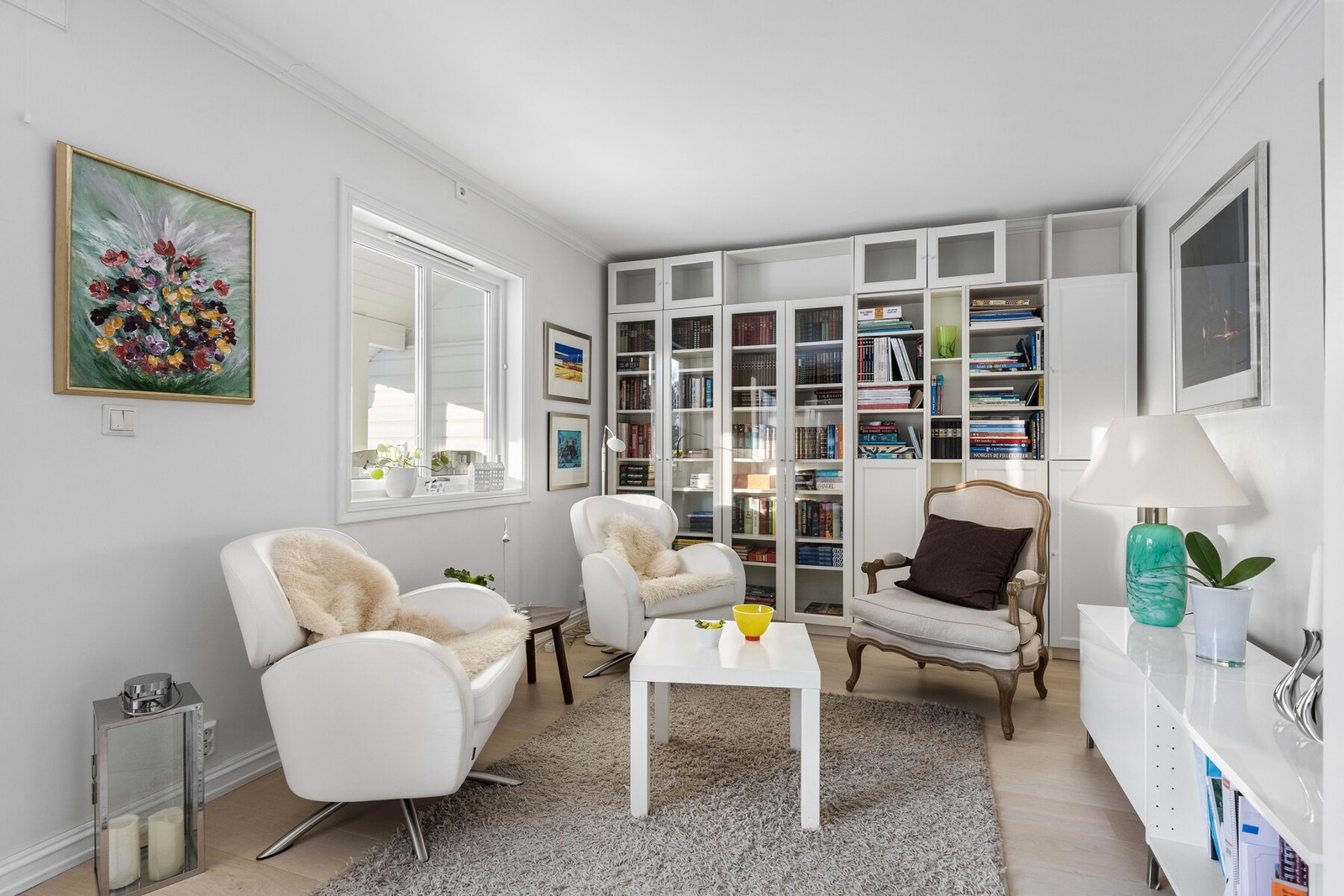 Gulvvarme gir behagelig temperatur året rundt, og varmepumpe bidrar til effektiv oppvarming. Galleribilde